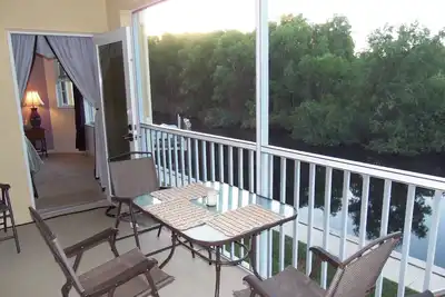 Image de Spacious Modern Condo with Nature Preserve Views.