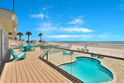 Image de Maison de plage récemment rénovée avec piscine privée, terrasse, balcon et vue magnifique sur l'océan