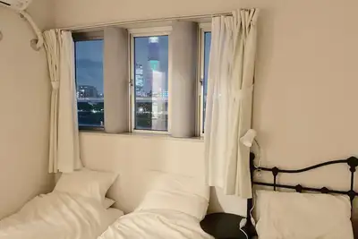 Image de 3 minutes à pied de la gare d'Asakusa! Une belle chambre avec une vue de nuit qui surplombe le Sky Tree! Peut dormir jusqu'à 7 personnes!