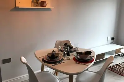 Image de Appartement moderne et confortable à proximité du centre-ville avec une généreuse terrasse et jardin
