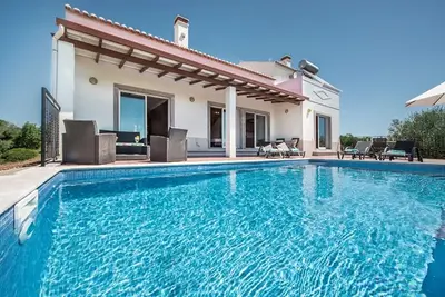 Image de Villa moderne avec piscine située dans une belle vallée à Tavira.