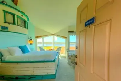 Image de Chambre Boat House avec une baignoire avec fenêtres panoramiques