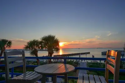 Image de Spacieux condo en front de mer avec cuisine complète, piscine commune et balcon meublé