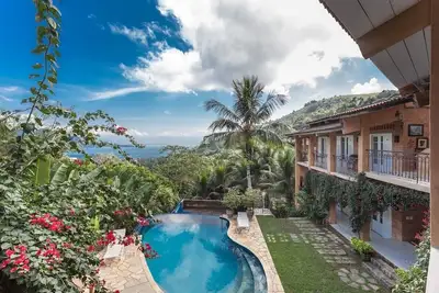 Image de A côté de la forêt Atlantica, avec piscine, 9 suites avec terrasse et vue mer