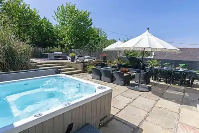 Image de Shippenrill Sleeps 14|Hot Tub* PingPong & Fire Pit