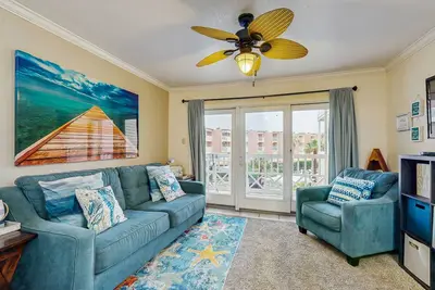 Image de Condo confortable en bord de mer avec bain à remous partagé, piscines, salle de gym - près de la plage!