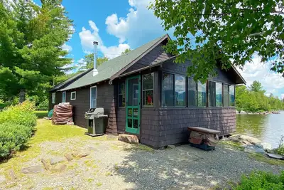 Deux chambres avec une mezzanine sur le lac Saddleback.