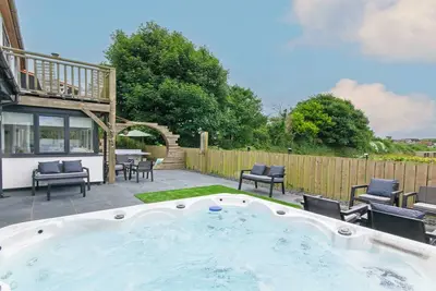 Image de Bagend |Sleeps 14 | Hot Tub* | Balcony & Ping Pong