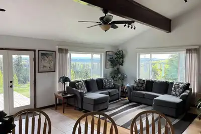 Image de Maison confortable et confortable avec une belle vue sur la montagne
