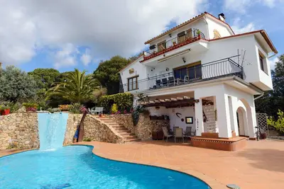 Image de Piscine fantastique, jardin et superbes vues. Wifi gratuit, a / c