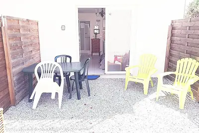 Image de Studio neuf, jardin avec parking privé, proximité plages à pieds, Wifi