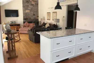 Image de Maison contemporaine sur 1. 5 acres de propriété boisée à proximité de l'océan, de l'étang et des villes