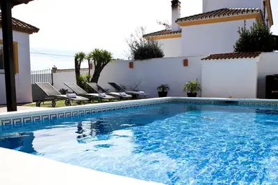 Image de Villa de luxe. Jacuzzi, Multi Gym, Piscine privée, Parking sécurisé, Central.