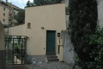petite maison indépendante avec jardin et parking, dans le coeur de la ville de Gênes