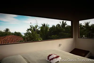 Image de Loft Tropical Treehouse avec vue à 360 ° sur la montagne, la jungle et la plage et la plage de sable