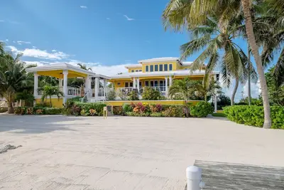 Image de 5 Br Beach House avec chef, court de tennis privé, salle de gym, à quelques minutes de San Pedro