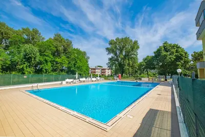 Image de Appartement rénové avec place de parking dans résidence avec piscine