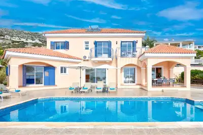 Image de 4 chambres en suite avec vue panoramique sur la mer et une grande piscine Patio et bain à remous