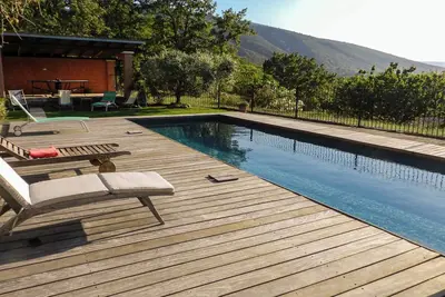 Image de Maison de campagne avec piscine et vue sur le bord du village populaire de Bonnieux