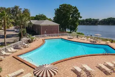 Image de Belle maison de ville directe au bord du lac Ă N. Orlando avec WiFi