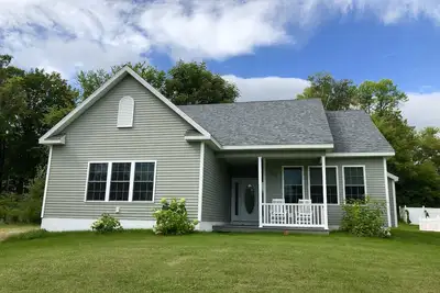 Image de Nouvelle construction Lake View Cottage!
