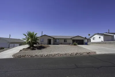 Image de Désert Oasis 3 Br 2 Ba Spacieux w / beaucoup de stationnement et situé au centre