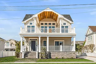 Image de Maison de luxe South End Stone Harbor (118e rue) 6 chambres et 5. 5 salles de bain avec piscine