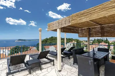 Appartement familial en duplex avec une nouvelle piscine!