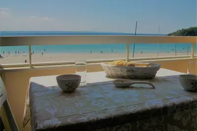 Image de Appartement avec 2 chambres, balcon et superbe vue mer Ă quelques pas de la plage de Tresmeur