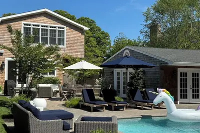 Image de Tote To Town, Bike To Beach - Hamptons Beach House