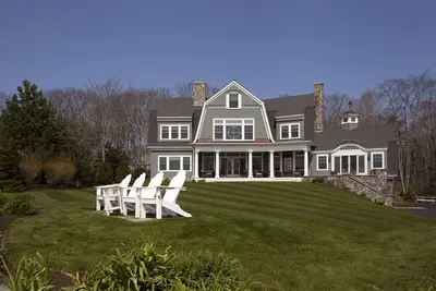 Image de Belle maison à couper le souffle directement en face de Walker`s Point. Cette maison définit le luxe avec tous