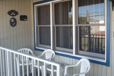 Image de À droite sur la rampe de la plage et de la promenade avec piscine chauffée et bain à remous à Ocean City