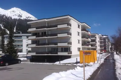 Image de directement à l'emplacement central Jakobshornbahn pour les athlètes et piétons