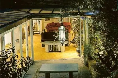 Image de Spacieux Architecte Conçu Georgian 3 Bedroom Garden Apartment