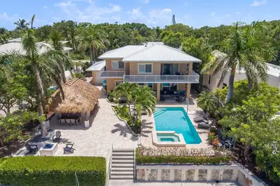 Image de Belle maison de villégiature Key Largo Resort w / piscine, bain à remous, tiki, feu de camp
