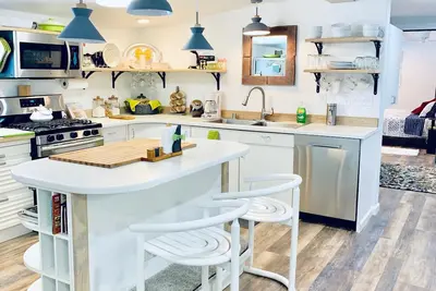 Image de ~ À un mille de la rivière Kenai, il faut voir un remodelage rétro, une maison modulaire ~