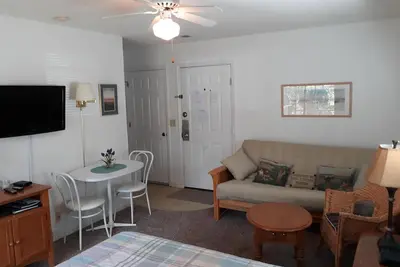 Image de Grands tarifs sur Studio / Mini Suite confortable. 4 couchages. À partir de 55 $ par nuit / 350 $ par semaine