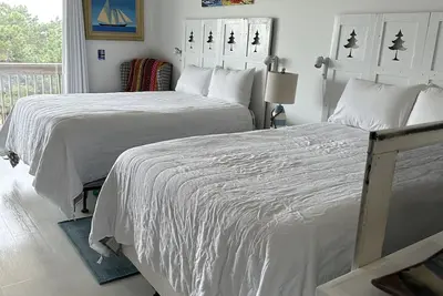 Image de 2���me étage Deluxe Efficiency, terrasse privée avec vue lointaine sur la baie de N Truro