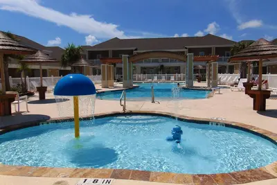 Image de 1b / 1b pour 6 (max4adultes)! Piscines chauffées! À quelques pas de la Plage! Netflix! Terrain de jeux!