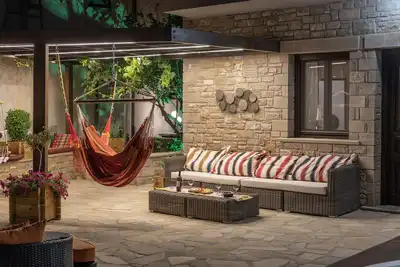 Villa en pierre de trois chambres avec spa, à 100 mètres de la plage