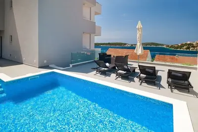 Image de Villa avec piscine privée et vue imprenable sur la mer et Rogoznica!