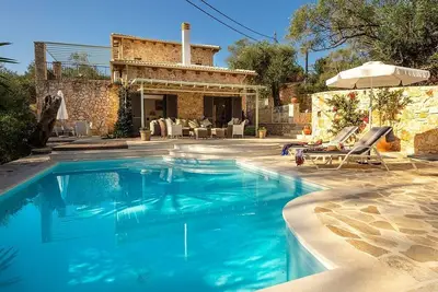 Image de Villa Katina - Charmante villa en pierre située au milieu d'oliveraies et à seulement 350 mètres de la jolie plage d'Avlaki - WiFi gratuit