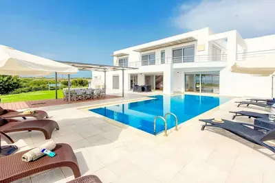 Image de Brand New Villa Unique avec piscine privée, vue imprenable sur mer et �� 500 m de la plage!