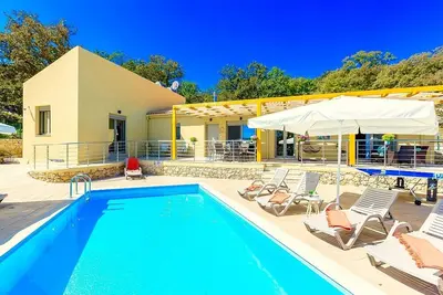 Image de Villa familiale neuve avec piscine privée à seulement 10 minutes des plages de sable de Rethymno!