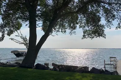 Image de Maison du lac Poinsett, grande cour et patio au bord du lac, vue sur le grand lac