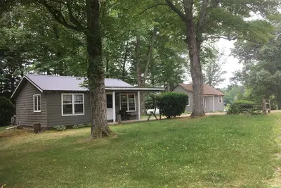 Image de Deux cabines vintage et une toute petite maison