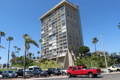 Image de Vues panoramiques sur le port depuis l'unité d'extrémité au Marina Towers Condo! !