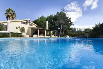 Image de Fabuleuse villa avec piscine privée à seulement 2 km de la ville et à 2, 5 km des plages!