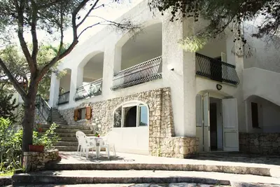 Image de Villa avec vue mer sur Gallipoli. Grand jardin avec véranda et barbecue