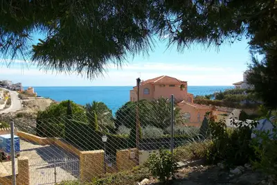 Image de Petit immeuble dans un complexe résidentiel calme avec vue sur la mer